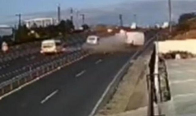 Ters şeride giren minibüs ile hafif ticari araç çarpıştı