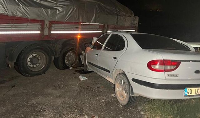 TIR'a çarpan otomobildeki polis ile eşi yaşamını yitirdi