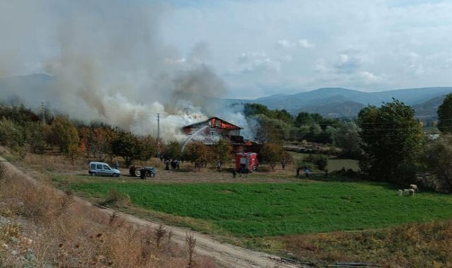 Tokat'ta 2 katlı ahşap ev yandı