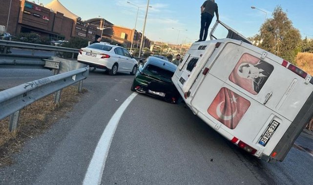 Trafikte dehşeti yaşadılar: Seyir halindeyken üzerlerine servis aracı devrildi