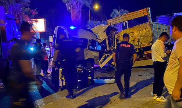 Tur minibüsü, kamyona çarptı