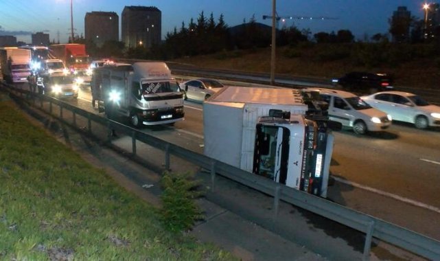 Ümraniye TEM Otoyolu'nda meyve yüklü kamyonet devrildi