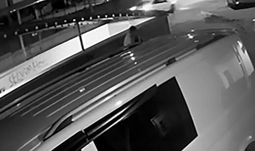 Üniversiteli kızı yerde sürükleyip, çantasını gasbetti