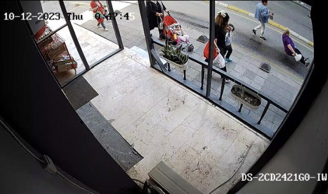 Üsküdar'da motor yağı dökülen yolda yürürken kaydı, hastanelik oldu