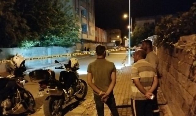 Uzaklaştırma kararı bulunan koca, iki çocuğunun gözü önünde eşini öldürüp, intihara kalkıştı