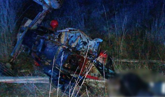 Yakıtı bitip yol kenarında duran traktöre TIR çarptı