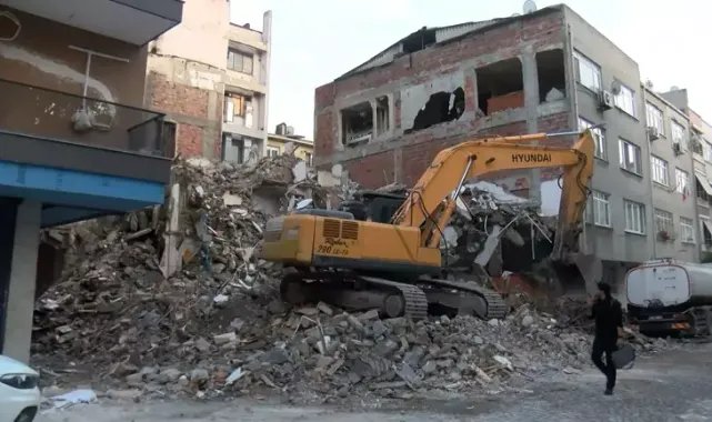 Zeytinburnu'nda bina yıkıldı; yan apartman duvarsız kaldı