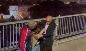 Abdurrahim Albayrak köprüde intihar girişiminde bulunan vatandaşı ikna etti