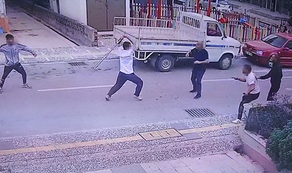 Alacak verecek kavgasında sopa ve bıçaklar konuştu: 1’i ağır 3 kişi yaralandı