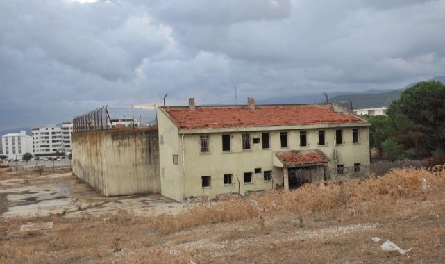 Aliağa'da 12 yıldır atıl halde bekleyen cezaevi yıkılıyor