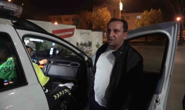 Alkollü yakalandı, polis ekiplerine iş öğretmeye kalktı
