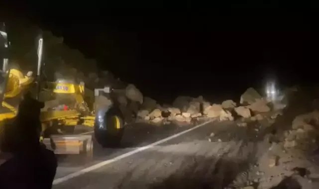 Artvin'de heyelan; kayalar kara yoluna düştü