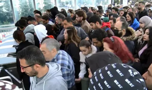 Avcılar'da metrobüs turnikeleri arızalandı, durakta yoğunluk oluştu