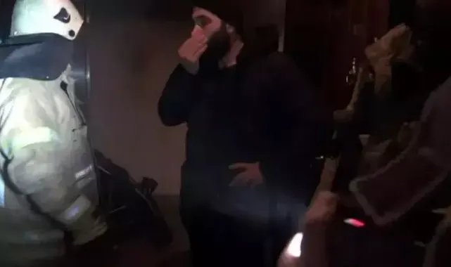 Avcılar'da oturduğu evi benzin dökerek yaktı