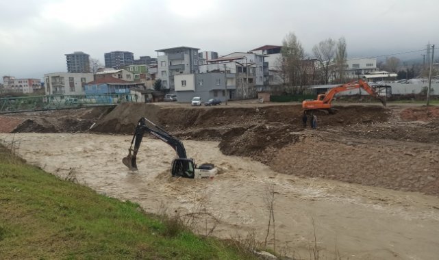 Azgın sel sularında can pazarı