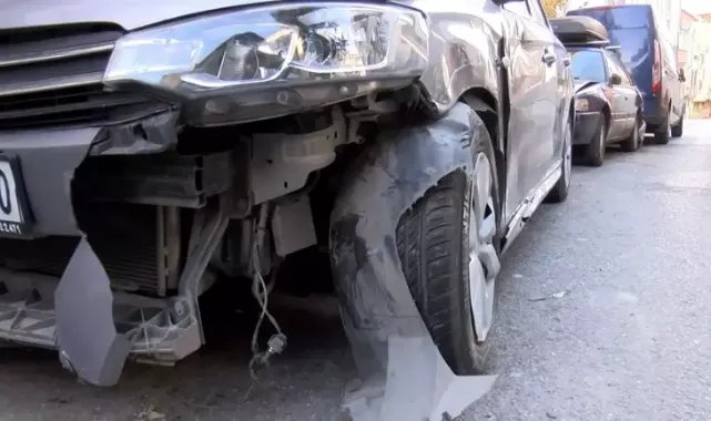 Bağcılar'da TIR ara sokaktaki otomobillere çarparak ilerledi