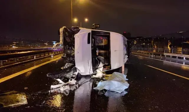 Bağcılar TEM Otoyolu'nda servis minibüsü devrildi