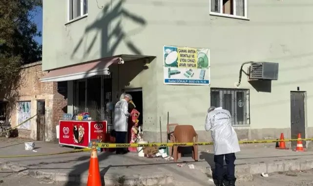 Bakkal dükkanında karşılaştığı husumetlisini demir çubukla, oğlunu tabancayla yaraladı
