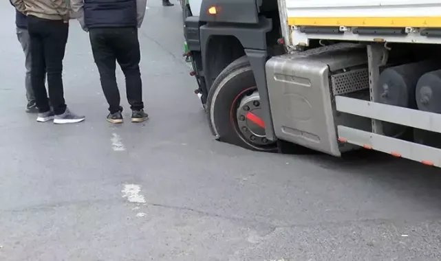 Başakşehir'de asfalt çöktü; kamyonun tekerleği çukura düştü
