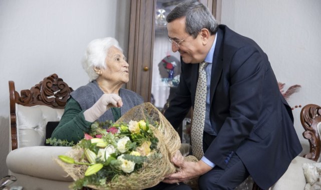 Başkan Batur, 24 Kasım’da yine öğretmeninin yanında