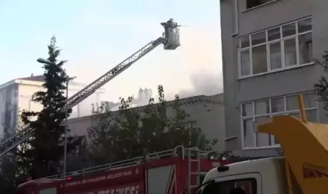 Beylikdüzü'nde 3 katlı binanın çatısı alev alev yandı