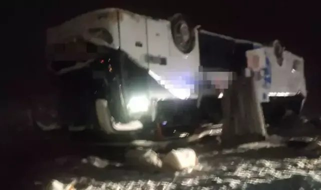 Bingöl'de 2 yolcu otobüsü devrildi