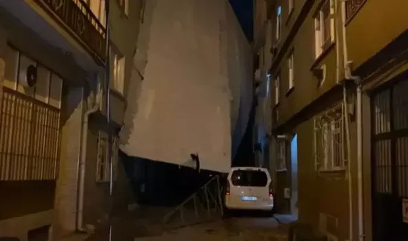 Bursa'da lodos etkili oldu; ağaçlar devrildi, uçan çatı parçası otomobilin üzerine düştü