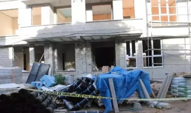 Çatıda çalışırken bastığı alan çökünce merdiven boşluğuna düşüp öldü