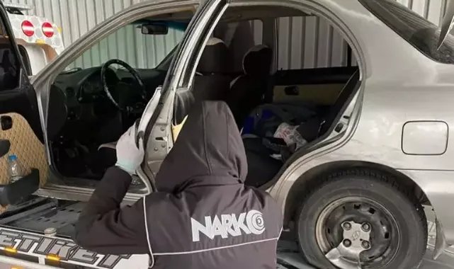 Çekici üzerindeki otomobilden 75 kilo uyuşturucu çıktı