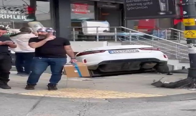 Çekmeköy'de otomobil cipe çarptı