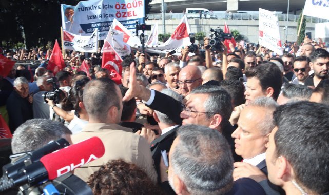 CHP'nin yeni Genel Başkanı Özgür Özel, İzmir’de partililer tarafından karşılandı