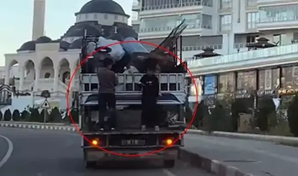 Çocuklar kamyonet kasasında tehlikeli yolculuk yaptı