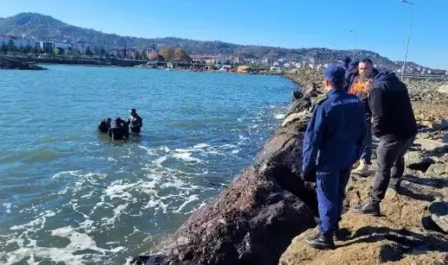 Denizde kaybolan 2 liseliyi arama çalışmalarında 4’üncü gün; kumsalda mont ve telefona ulaşıldı