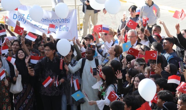 DEÜ'lü öğrenciler Filistin için Barış balonları uçurdu