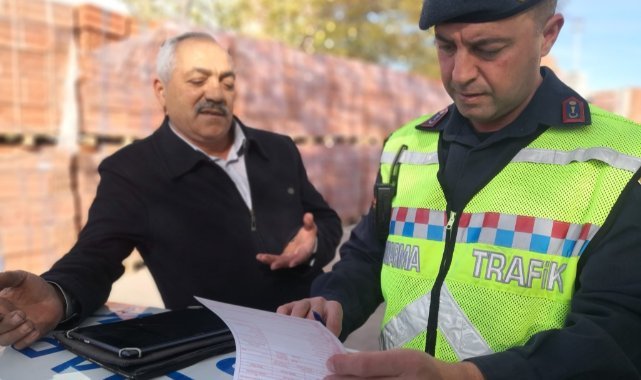Ehliyetsiz, plakasız ve kasksız yakalandı, “Görmeyiverin ne olacak” dedi