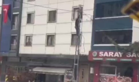Elektrik direğine tırmanarak canını tehlikeye attı