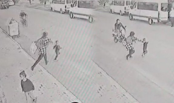 Elini bırakıp yola atlayan çocuğunu tutmaya çalışırken motosiklet altında kaldılar