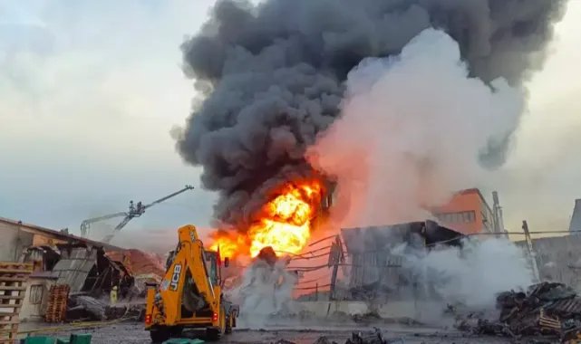 Esenyurt'ta kimyasal maddelerin bulunduğu depoda yangın sürüyor