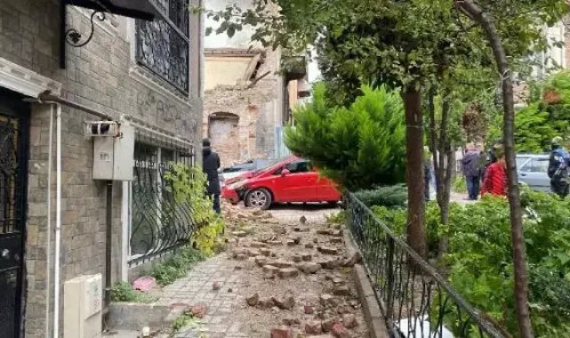 Fatih'te iki katlı metruk binada çökme