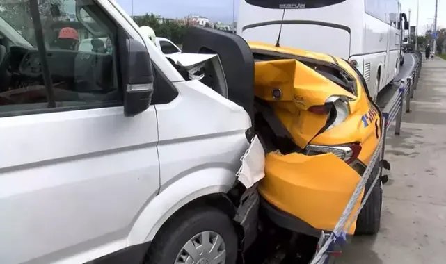 Fatih'te servis minibüsü taksiye çarptı