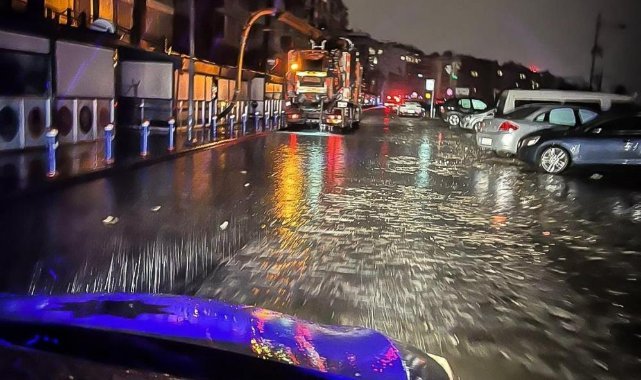 Fırtınanın vurduğu İzmir'de çalışmalar gece de sürüyor