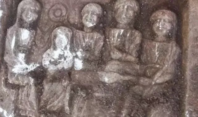 Hafriyat kazısında molozlar arasında 1800 yıllık mermer stel bulundu