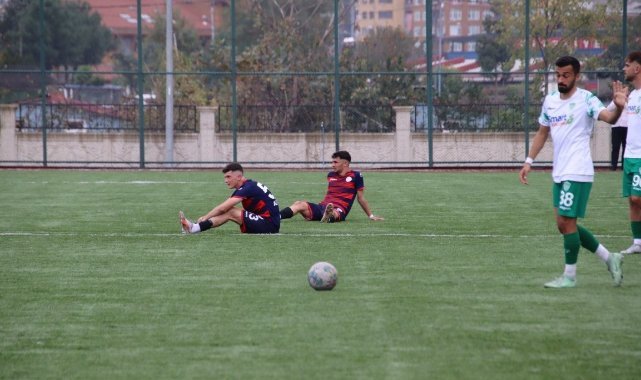 Hakemin kararını beğenmeyen futbolcular, maçı bırakıp oturma eylemi yaptı