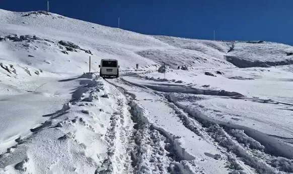 Hakkari'de araçları kara saplanan 30 kişi, mahsur kaldı