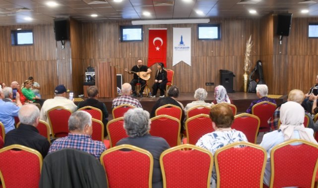 Huzurevi Bedia Akartürk’tün türküleri ile şenlendi