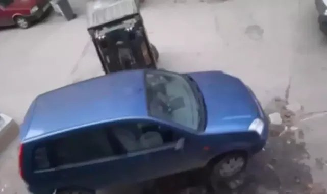 İş yerinin önünü kapatan otomobili forkliftle kaldırdı