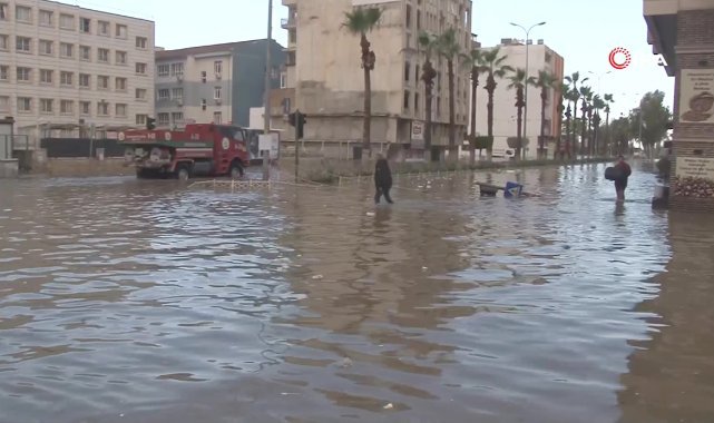 İskenderun’da sokak araları nehre döndü