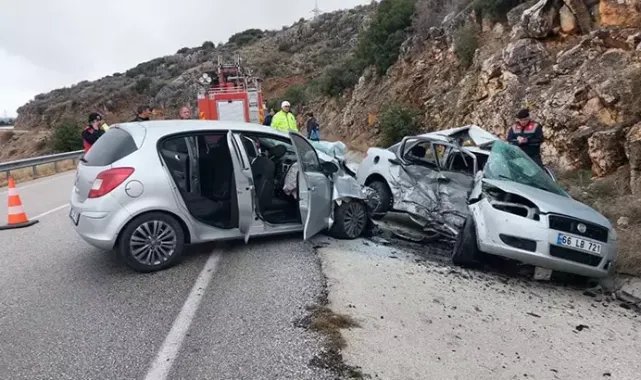 Isparta'da otomobiller çarpıştı; 1 ölü, başhekim ile 3 sağlıkçı yaralı