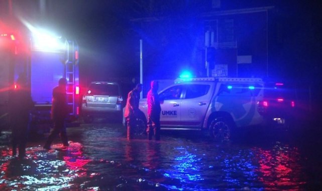 İzmir’de ev ve iş yerlerini su bastı, mahsur kalanları zabıta kurtardı