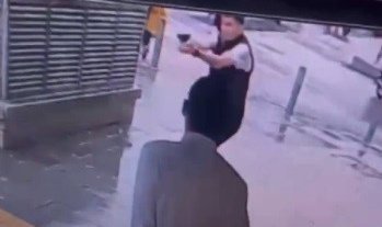 İzmir'de kalabalığın ortasında silahlı saldırı